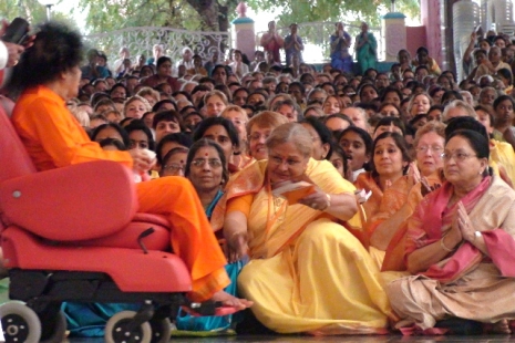 Sathya Sai Baba glancing at Australian ladies, Puttaparthi