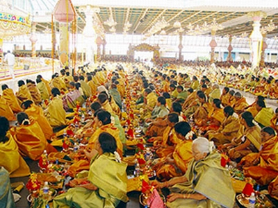 Sathya Sai Baba with ladies, Puttaparthi