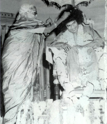 Easwaramma annoints Sathya Sai Baba on Birthday