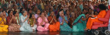 Sathya Sai Baba with ladies, Puttaparthi