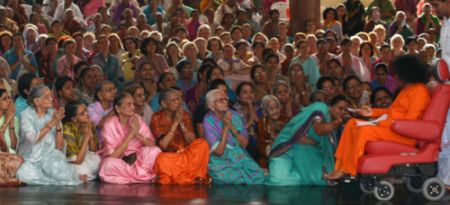 Sathya Sai Baba with ladies, Puttaparthi