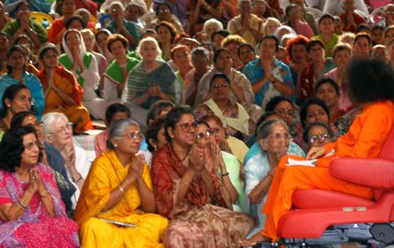 Sathya Sai Baba with ladies, Puttaparthi