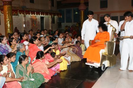 Sathya Sai Baba with ladies, Puttaparthi