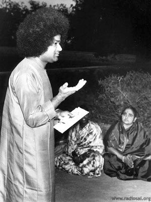 Sathya Sai Baba with ladies, Puttaparthi