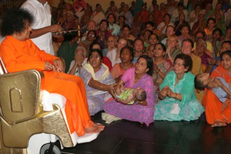 Sathya Sai Baba with ladies, Puttaparthi