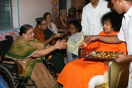 Sathya Sai Baba with ladies, Puttaparthi
