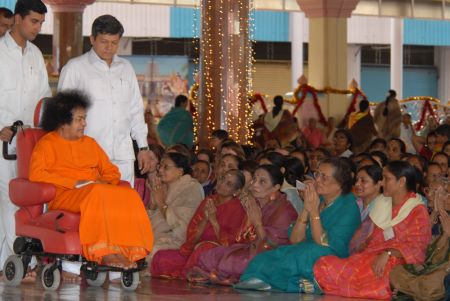 Sathya Sai Baba with ladies, Puttaparthi
