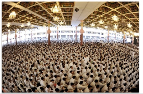 devotees in Sai Kulwant Hall in prayers